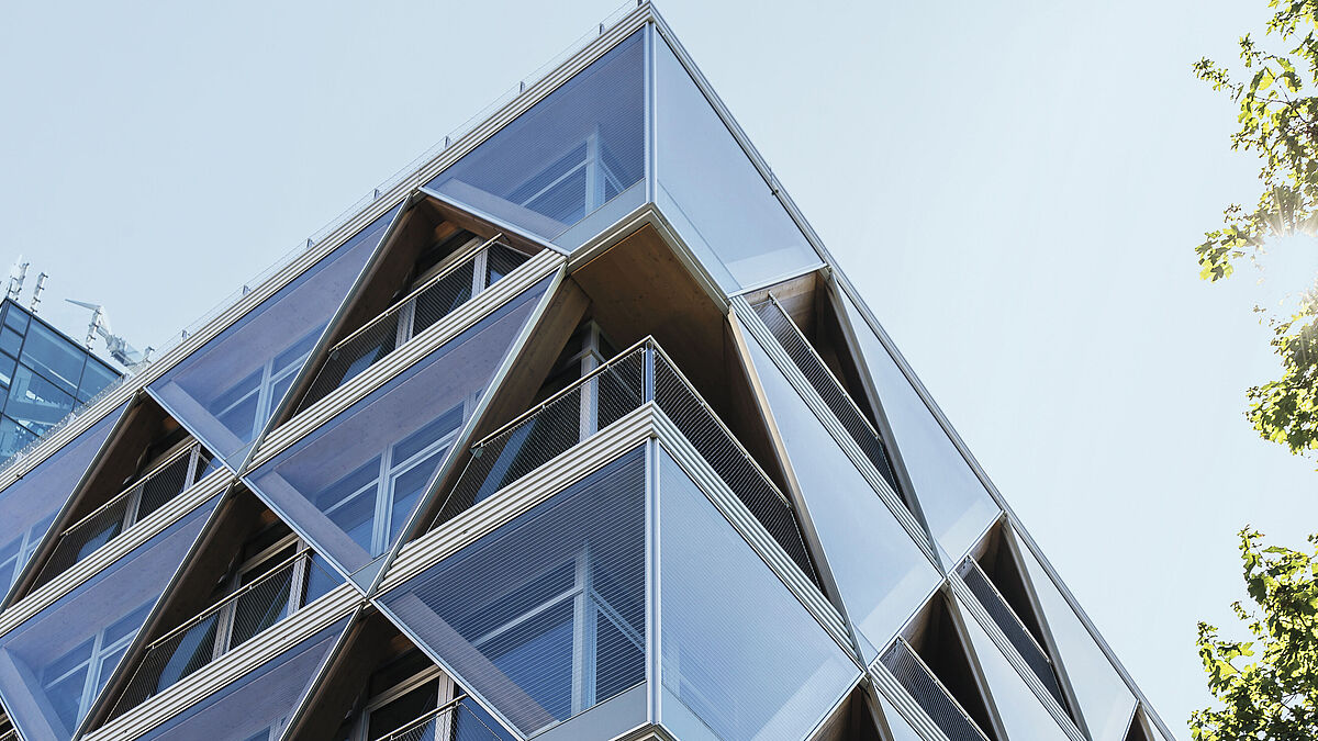 Hergestellt sind alle Aluminiumelemente an der Fassade aus der nachhaltigen Legierung Hydro Circal 75R von Wicona. Diese besteht zu mindestens 75% aus recyceltem End-of-Life-Aluminium.