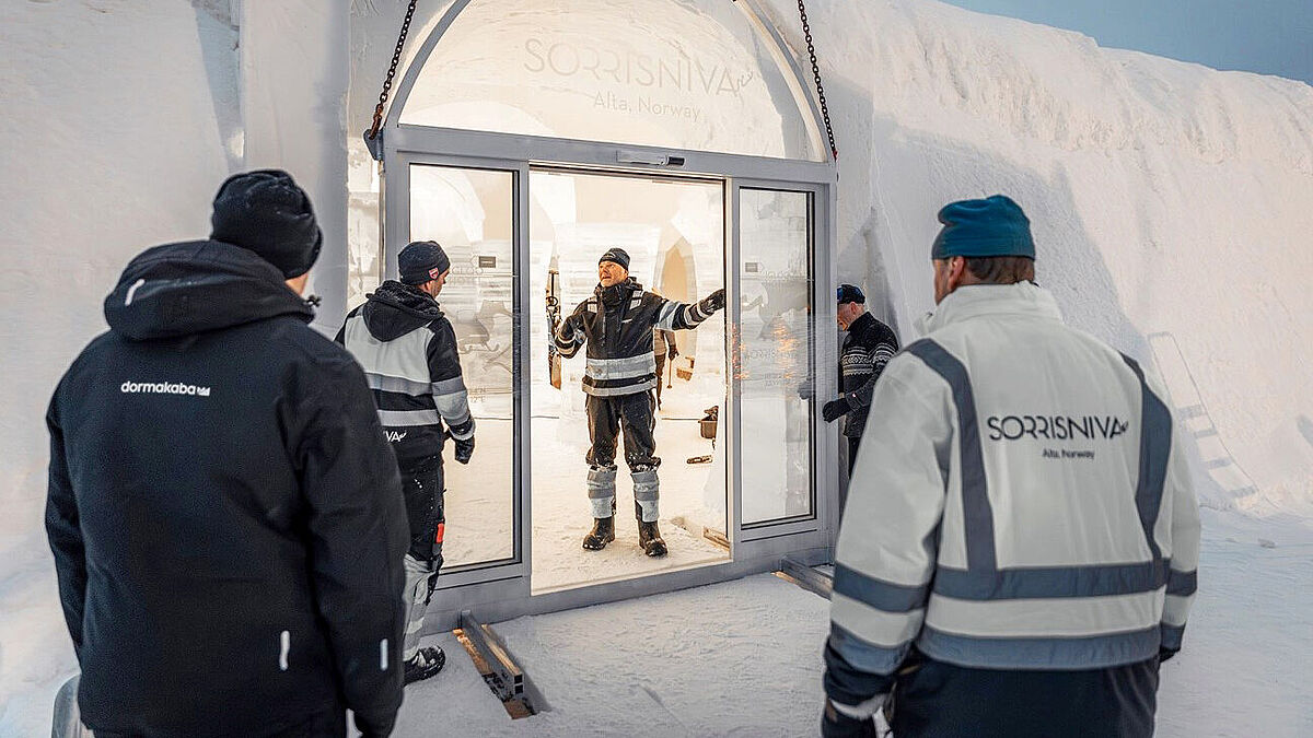 Une façade complexe est installée dans la glace à l’entrée.