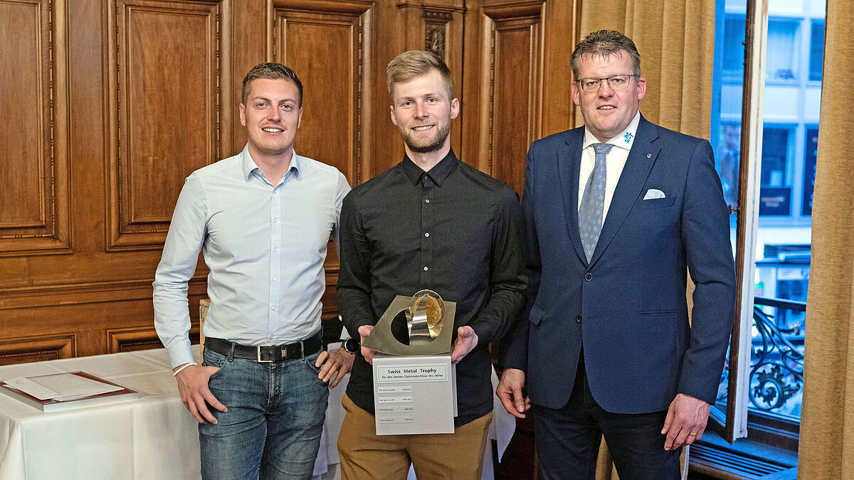 Ehrung und Übergabe des Wanderpreises für die beste Gesamtnote: Lukas Durrer (Mitte), begleitet vom letztjährigen Gewinner Stefan Kühne (links) und Thomas Achermann.