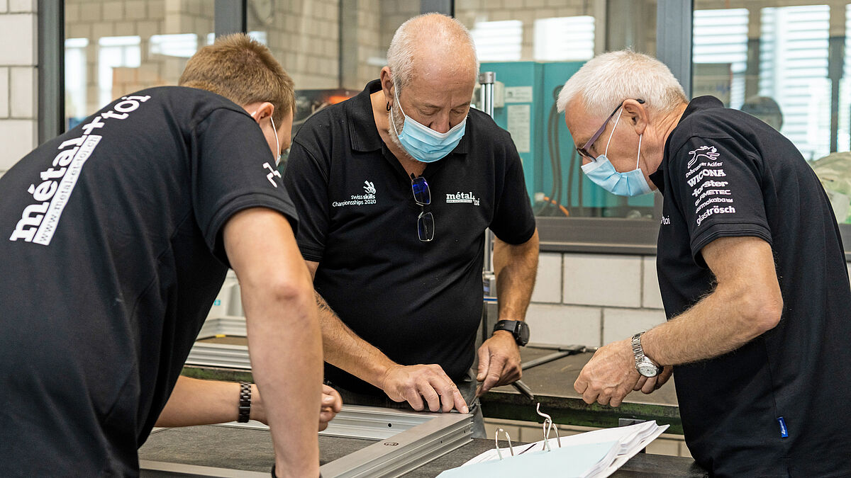 Les experts des SwissSkills examinent une pièce de concours.