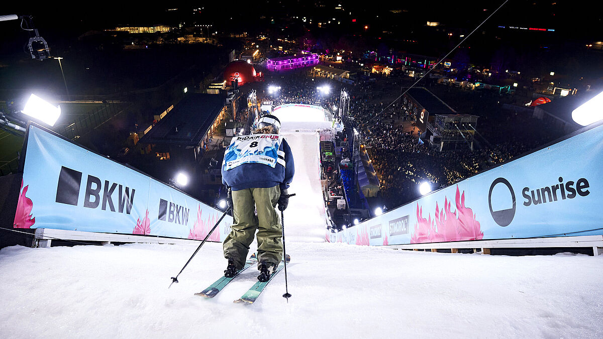 Freeski- und Snowboard-Akrobaten sorgten für Nervenkitzel mit ihren Jumps.