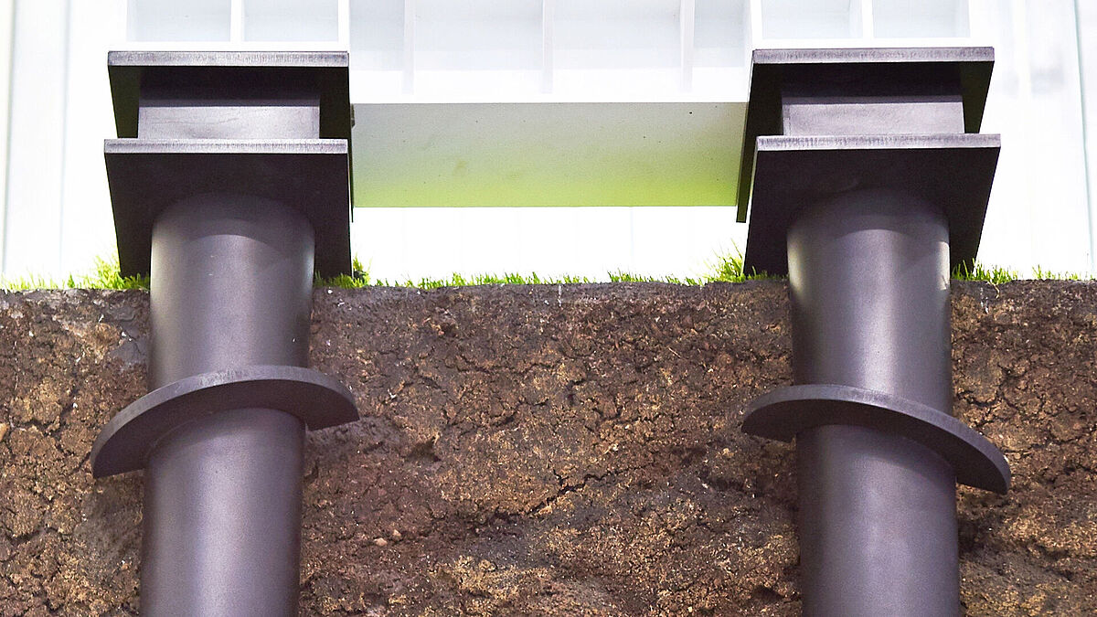 Il est possible de remplacer les fondations en béton par des fondations à vis. Celles-ci sont utilisées sur les terrains avec beaucoup de racines ou généralement difficiles.