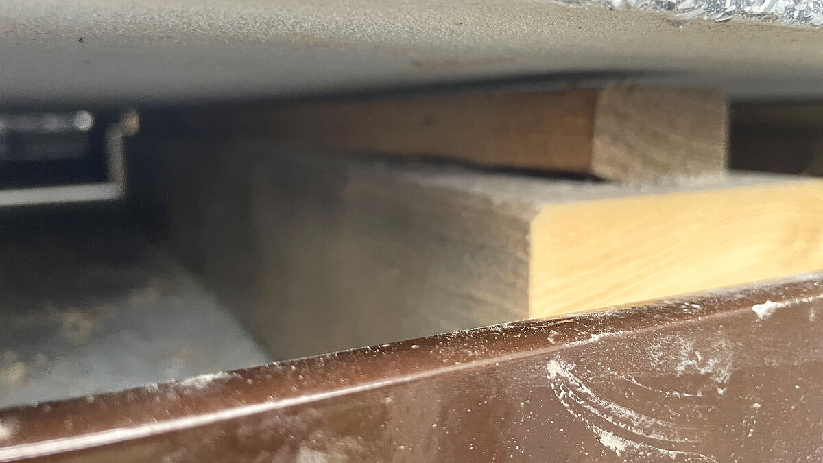 Holzunterkonstruktion für die Balkonbodenplatten: Bei Verwendung von verschiedenen Materialien sind die entsprechenden Verhaltensweisen exakt zu eruieren und zu berücksichtigen. Zudem liegt die Oberkante des Stirnblechs zu tief. 