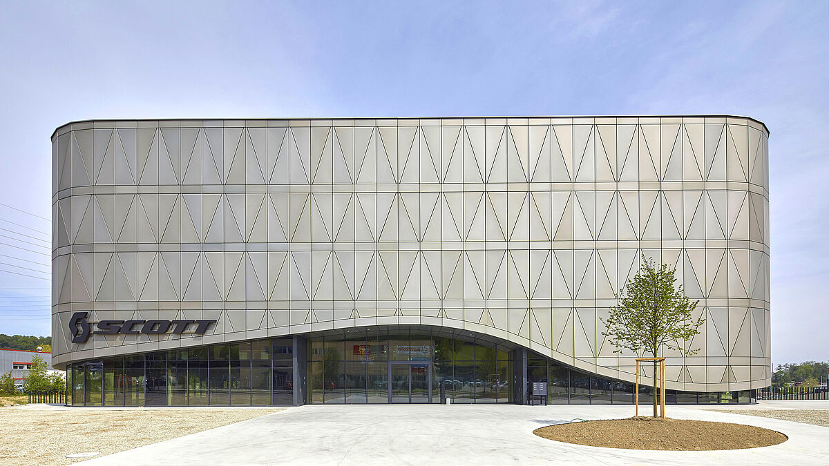 Die Erdgeschossfassade und das Oberlicht beim Headquarter von Scott Sports SA, Givisiez, wurden mit SageGlass VARIO als elektrochrome Structural-Glazing-Fassade konstruiert. Fotograf: Philipp Zinniker