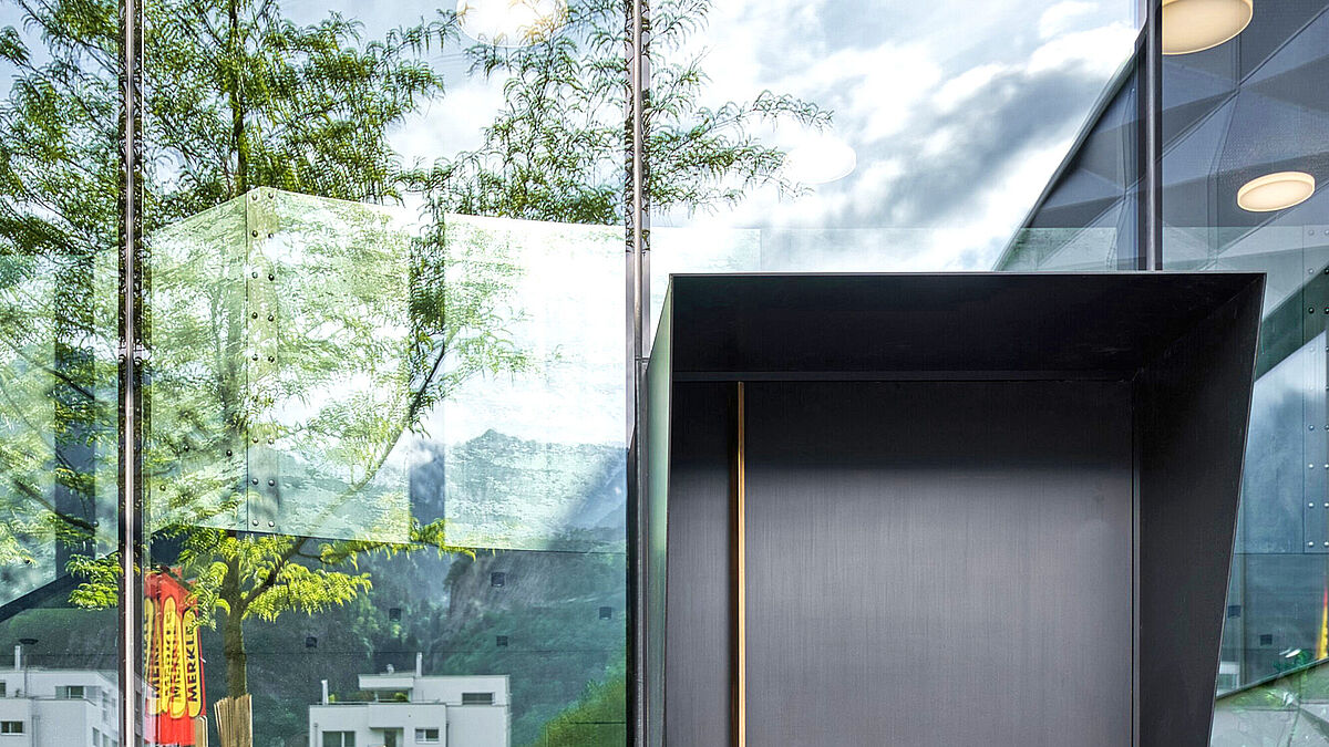 Die Wendetür mit ihrer schützenden Zarge wirkt schlicht und elegant.