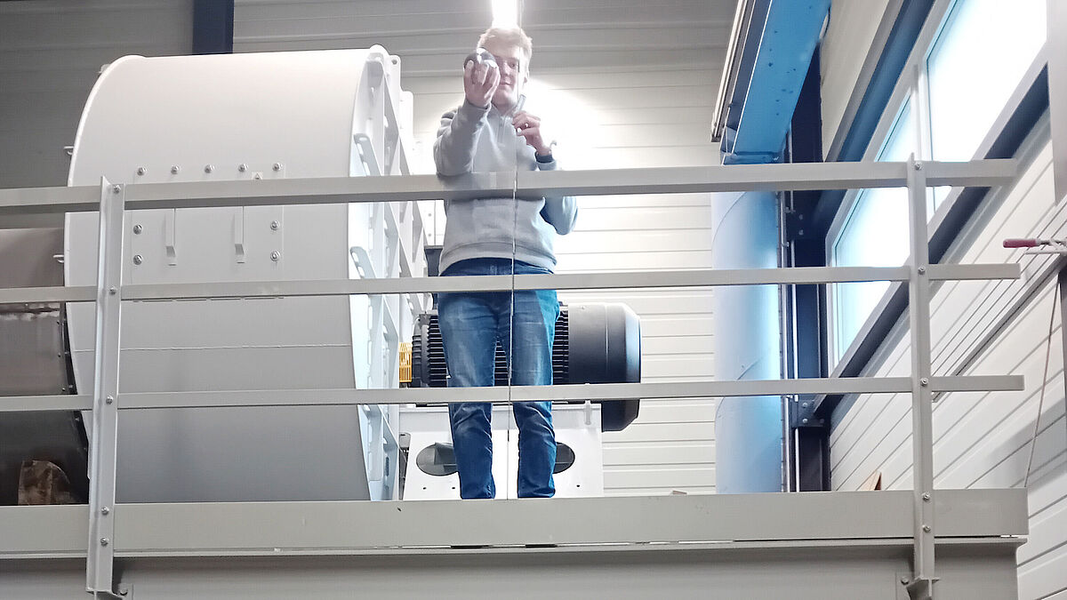 Erfolgreicher Kugelfallversuch am Isolierglas A4 mit einer 4,1 kg schweren Kugel aus 3,0 m.