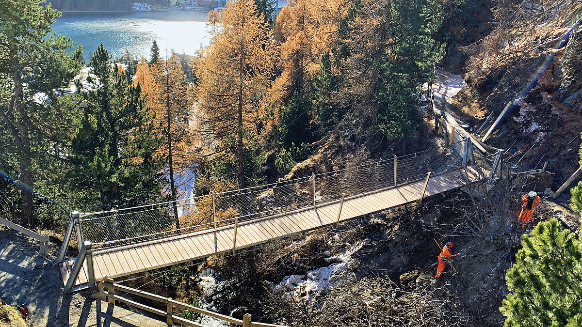 Die neue Brücke führt mit einer Spannweite von 17,2 Metern über den Bach Ovel da la Resgia.