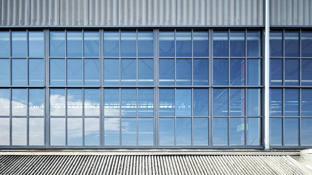 Die einzigartig schlanken Profile des Systems Forster Unico XS fügen sich harmonisch in den Industriebau ein.