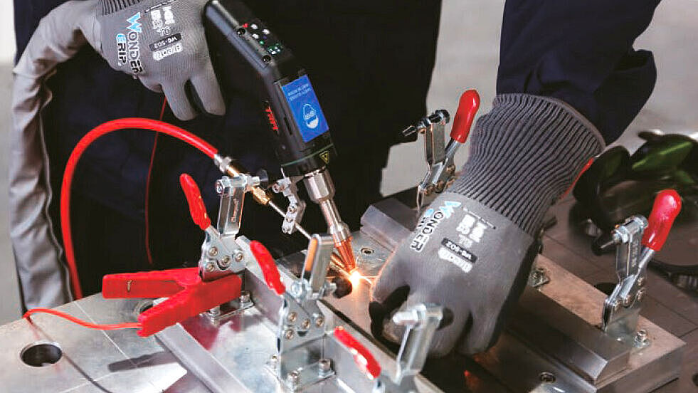 Handgeführtes Laserschweissen bietet viele Vorteile, erfordert aber auch die strikte Einhaltung von Schutzmassnahmen.