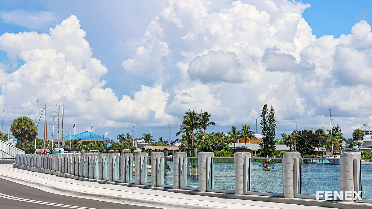 Hochwasserschutzwände und Balustraden mit Sentryglas-Zwischenlagen von Kuraray gehören konstruktiv in die Kategorie hochtragfähiger Verbundsicherheitsgläser (VSG) für strukturelle Anwendungen. 