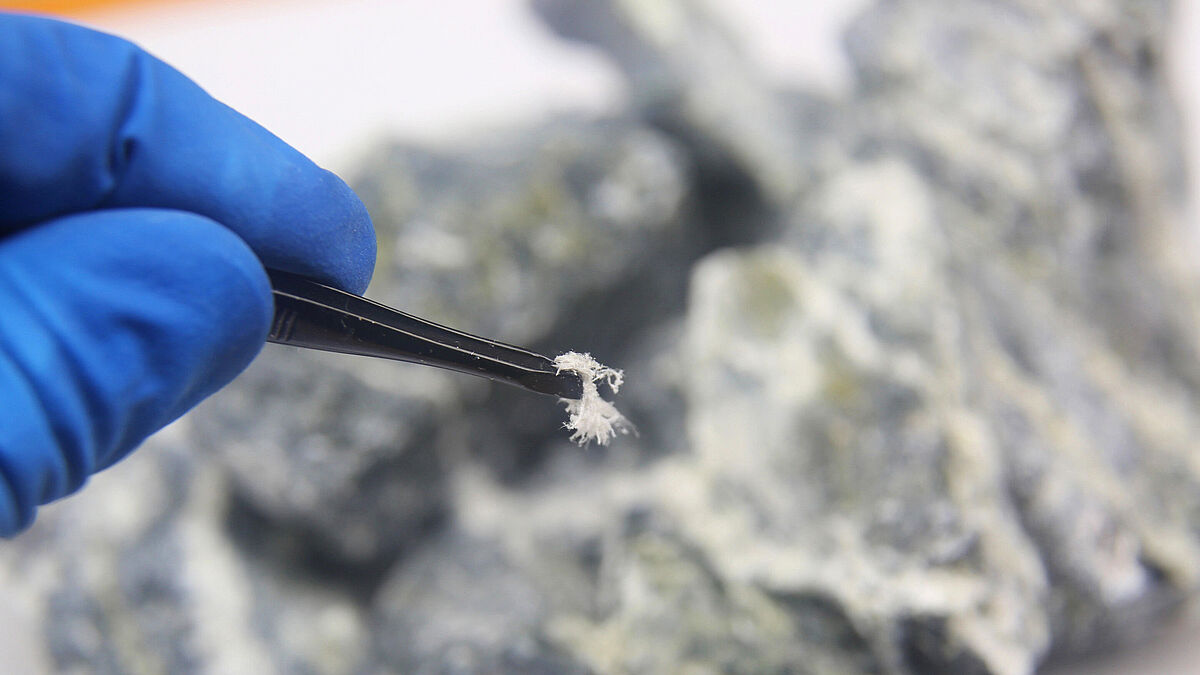 À peine visibles, les fibres d’amiante inhalées peuvent provoquer des maladies potentiellement mortelles.