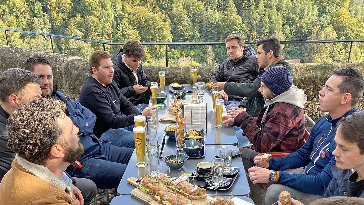 Die Teilnehmer beim Fachsimpeln: Ob Bier oder Branchennews den Schwerpunkt bildeten, sei dahingestellt. Es hat Spass gemacht!