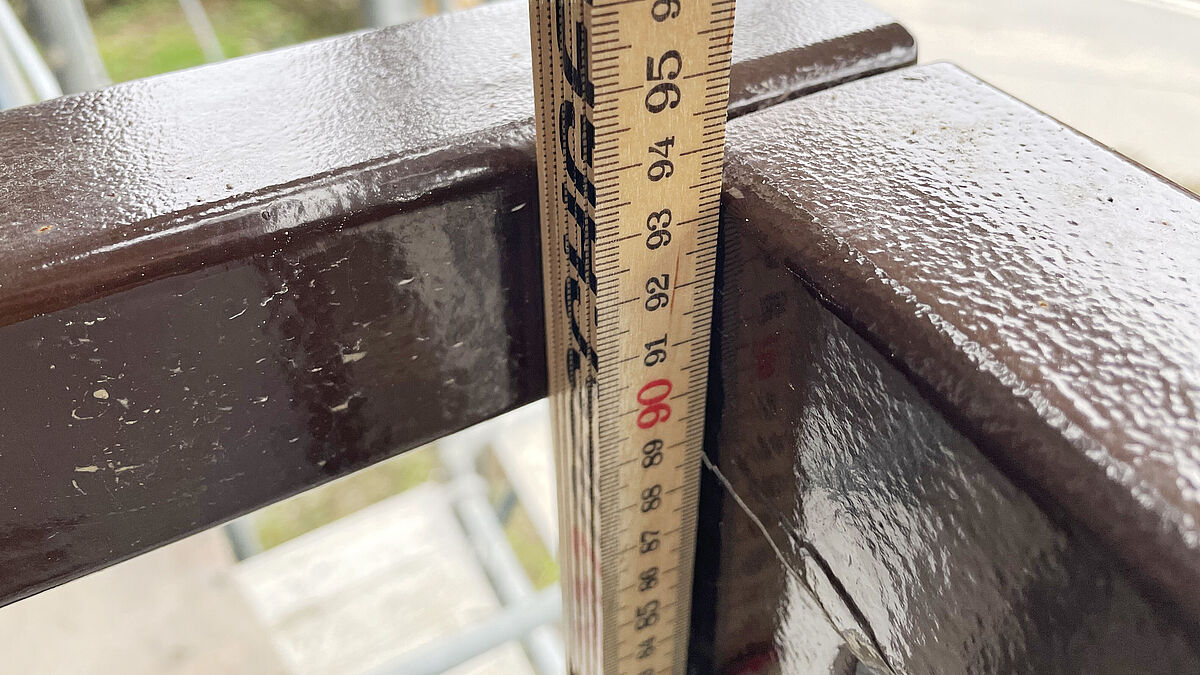 Die geforderte Geländerhöhe von 1,00 m wird deutlich unterschritten.