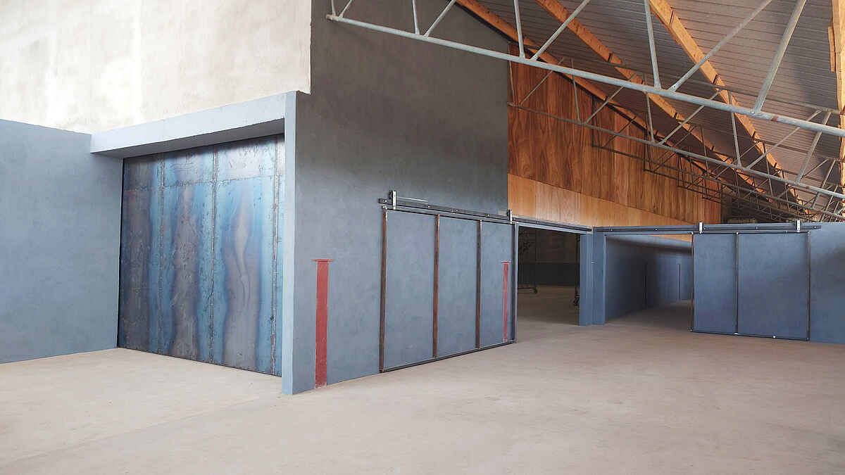 Die ersten drei der acht Tore sind montiert und ausgerichtet.