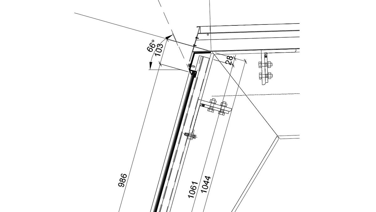 Beim oberen Abschluss aus gebogenem Blech wurde beachtet, dass im Sommer, beim höchsten Sonnenstand von 66° Neigung, kein Schattenwurf auf das Solarpaneel entsteht.