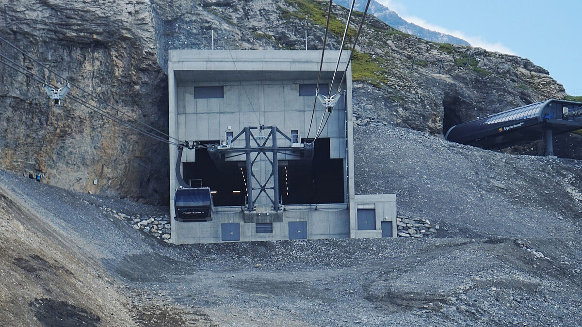 Pour concevoir les portes, il a fallu tenir compte de vents pouvant atteindre 250 km/h.