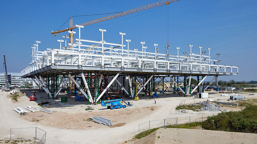 La majeure partie de la structure métallique des étages, qui pèse 12 500 tonnes, a été pré-montée à ras du sol puis soulevée à 12,5 m de haut à l’aide d’un dispositif de levage hydraulique. Photo Marc Pfeiffer