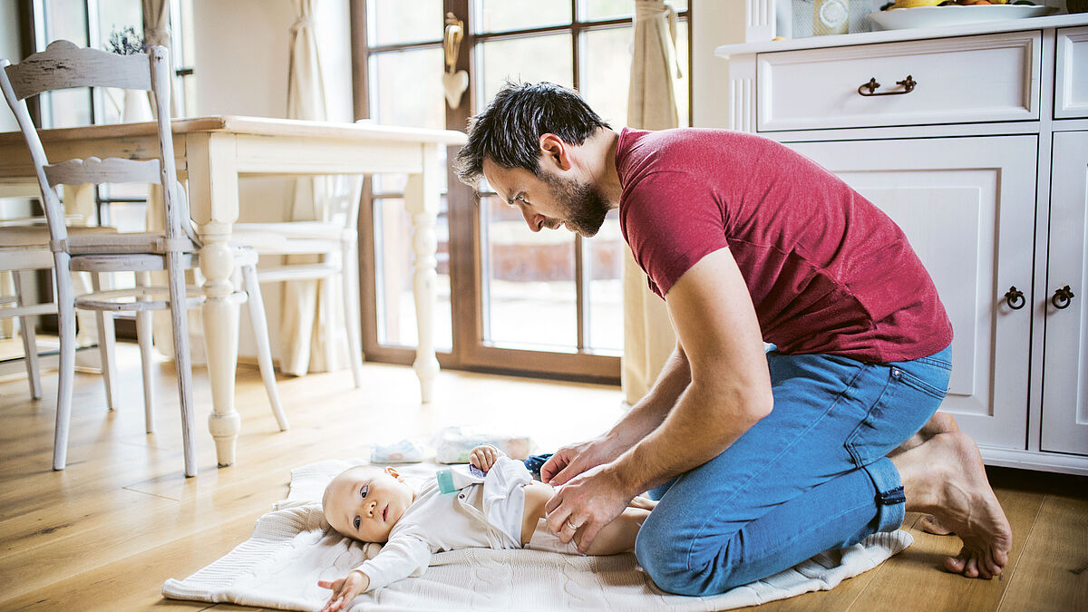 - Le droit au congé ou à l’allocation de paternité commence au plus tôt le jour de la naissance de l’enfant et peut durer au maximum 2 semaines (10 jours ouvrés, 14 jours civils).