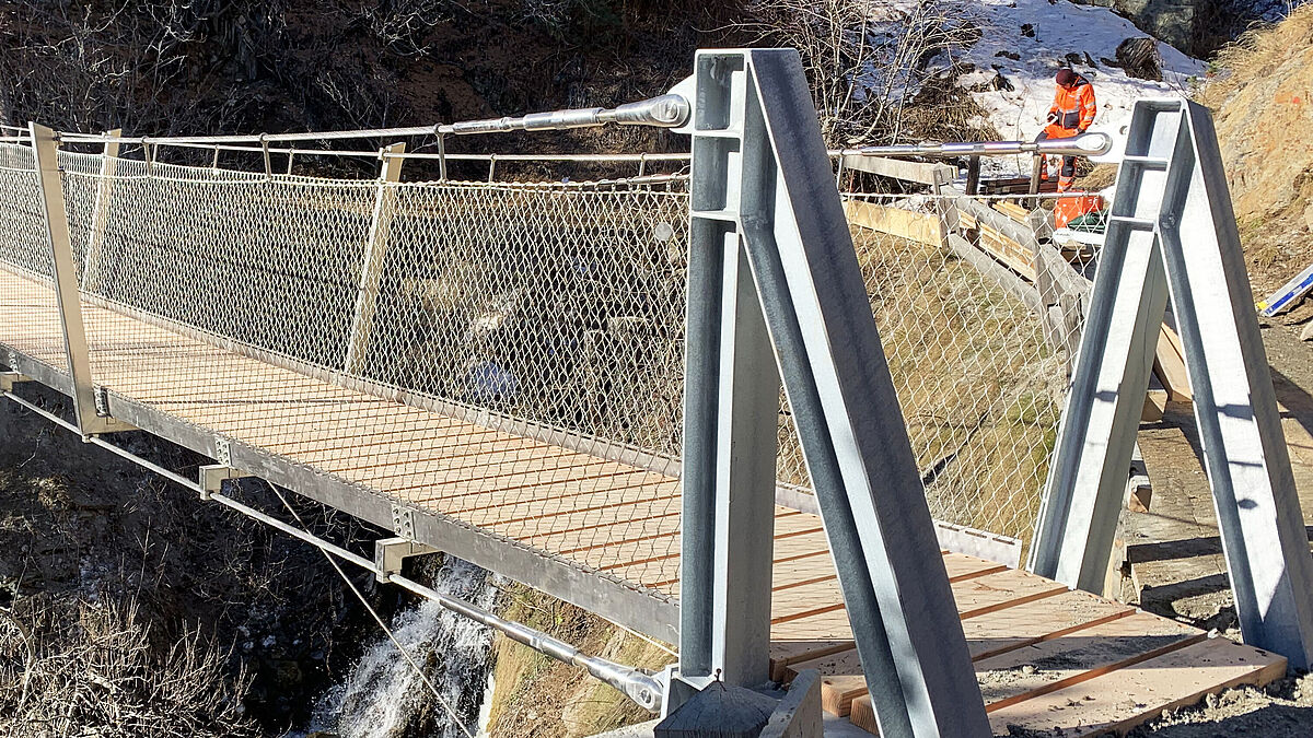 La construction du pont suspendu se compose de quatre câbles porteurs.