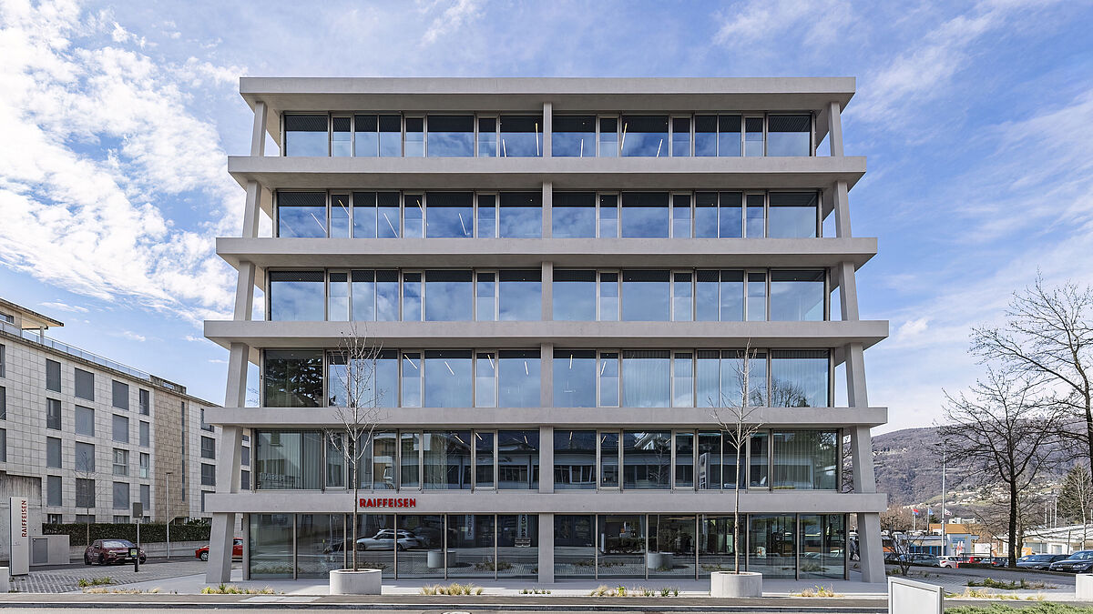 La structure porteuse extérieure est clairement détachée de l’enveloppe du bâtiment.