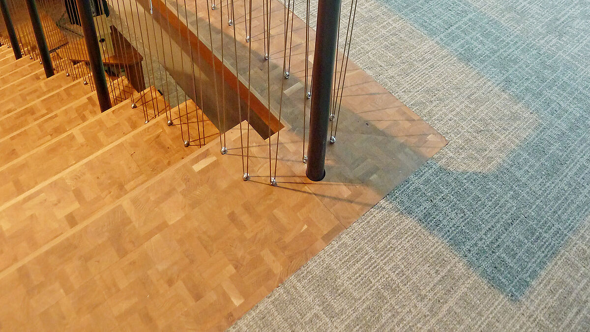 Sortie d’escalier avec passage vers la galerie. Les câbles en acier inoxydable sont durablement et suffisamment tendus grâce à un mécanisme de serrage spécial.