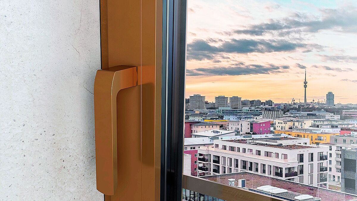 Das Fenstersystem lässt sich perfekt mit dem WICTOUCH Griff-Sortiment kombinieren und ist in zahlreichen Oberflächen- und Farbvarianten verfügbar.