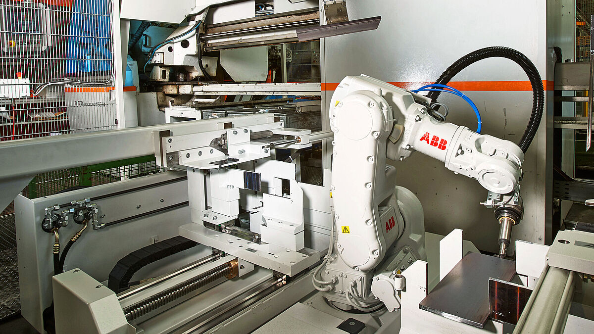 Die Entnahme der Sägeabschnitte und zahlreiche weitere Aufgaben von Entgraten und Anfasen über Zentrieren und Gewindeschneiden, Markieren und Bedrucken bis hin zum Sortieren, Abstapeln und Kommissionieren können mit der Roboter-Anbindung Kastosort automatisiert werden. 