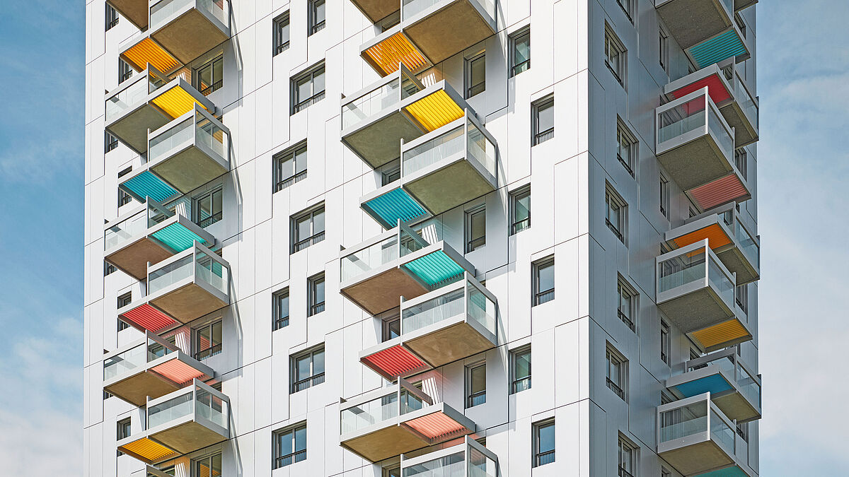 Die «freischwebenden» Balkone und ihre Schattendächer aus bunten Metalllamellen prägen das Hochhaus.