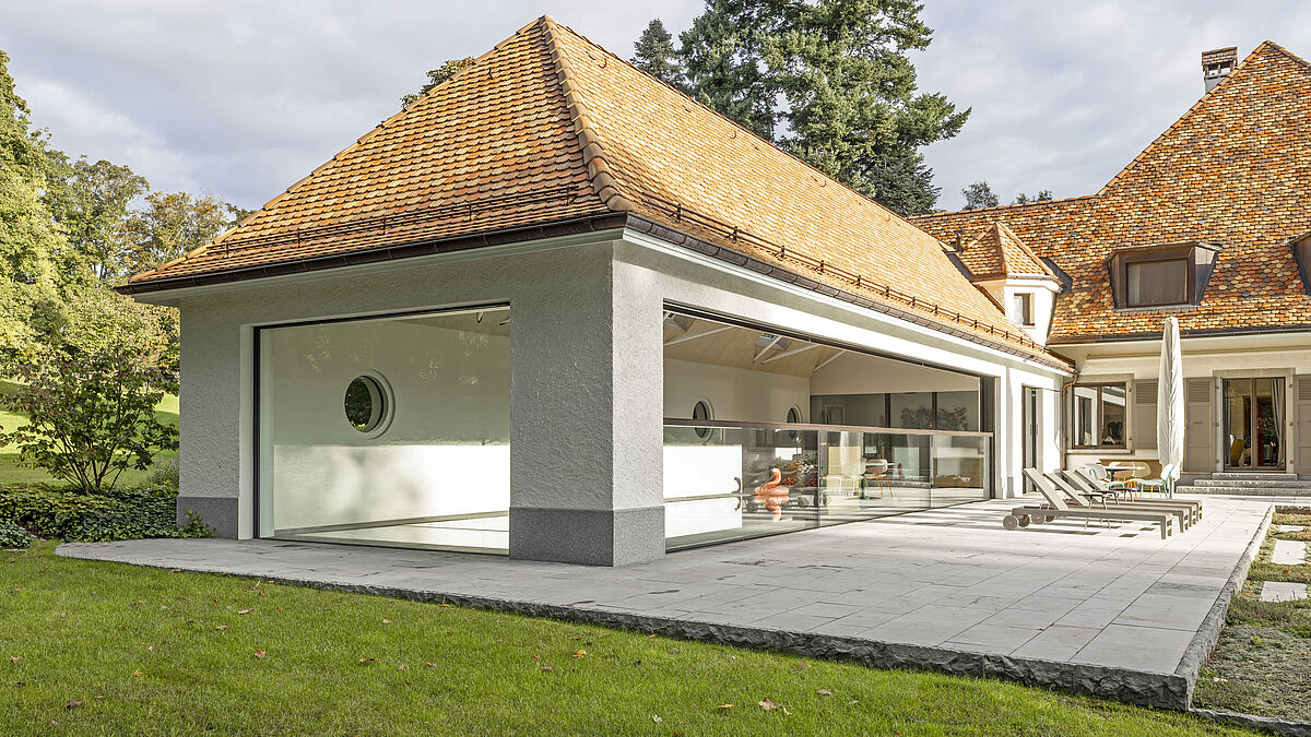 Le nouveau pool house accolé à la maison principale séduit par sa clarté géométrique et sa longueur impressionnante.