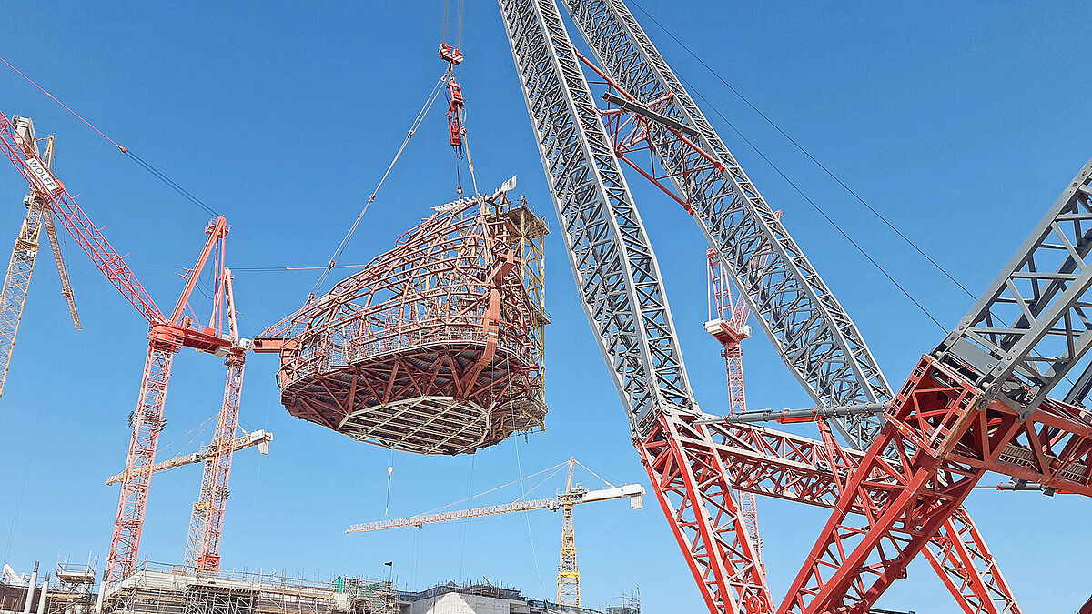 Schwerlasthebung mit grossem Radius: SK-Kran ermöglicht Montage bei laufendem Baustellenbetrieb. 