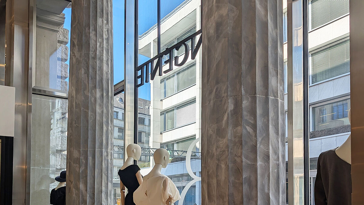 Innenansicht: Die gläserne Vitrine ummantelt die beiden tragenden Granitsäulen. Bild Surber Metallbau AG 