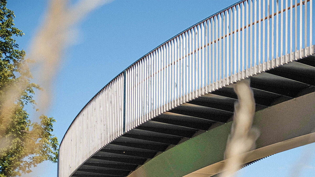 Passerelle Ecublens: Le pont en acier incurvé et élégant d'Ecublens s'intègre parfaitement dans l'environnement et relie élégamment les deux côtés de la rue. Il s'avère être un exemple exceptionnel de construction moderne - dans le sens du développement durable et du patrimoine bâti de valeur.Source: INGPHI SA