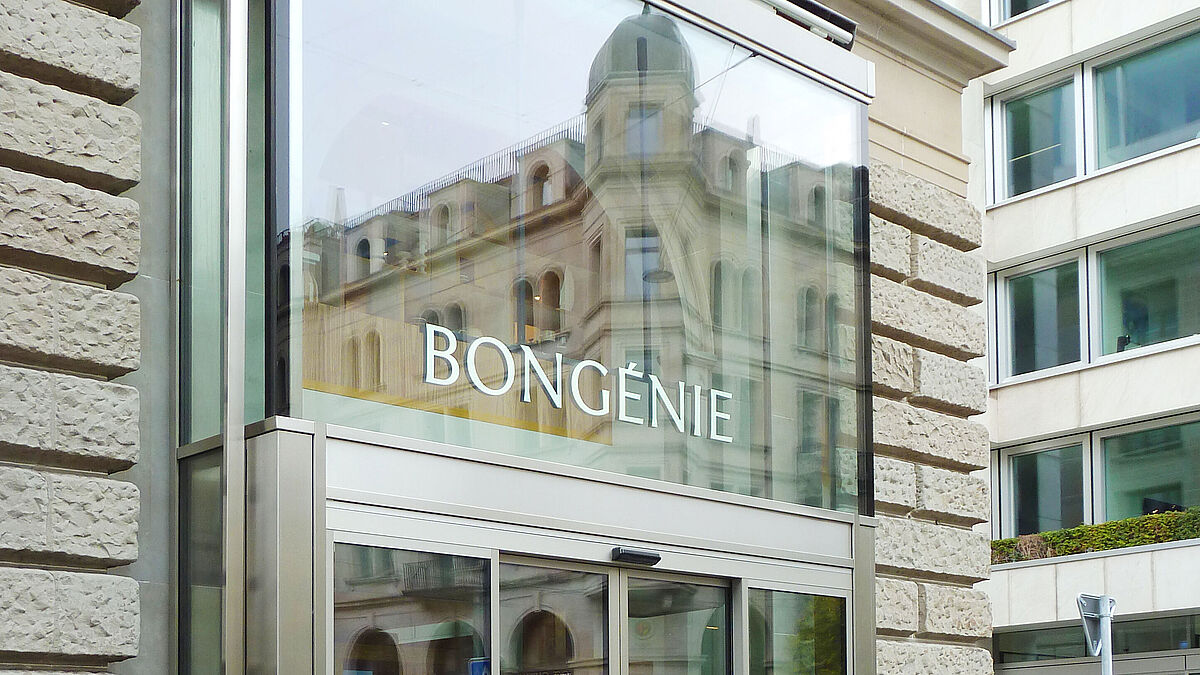 Entrée avec double porte battante automatique. L’acier inoxydable finement poli et le verre dominent. Photo : rédaction