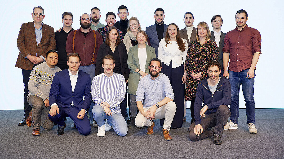 Gruppenfoto mit den Diplomierten der HF Bauplanung und HF Metallbau.