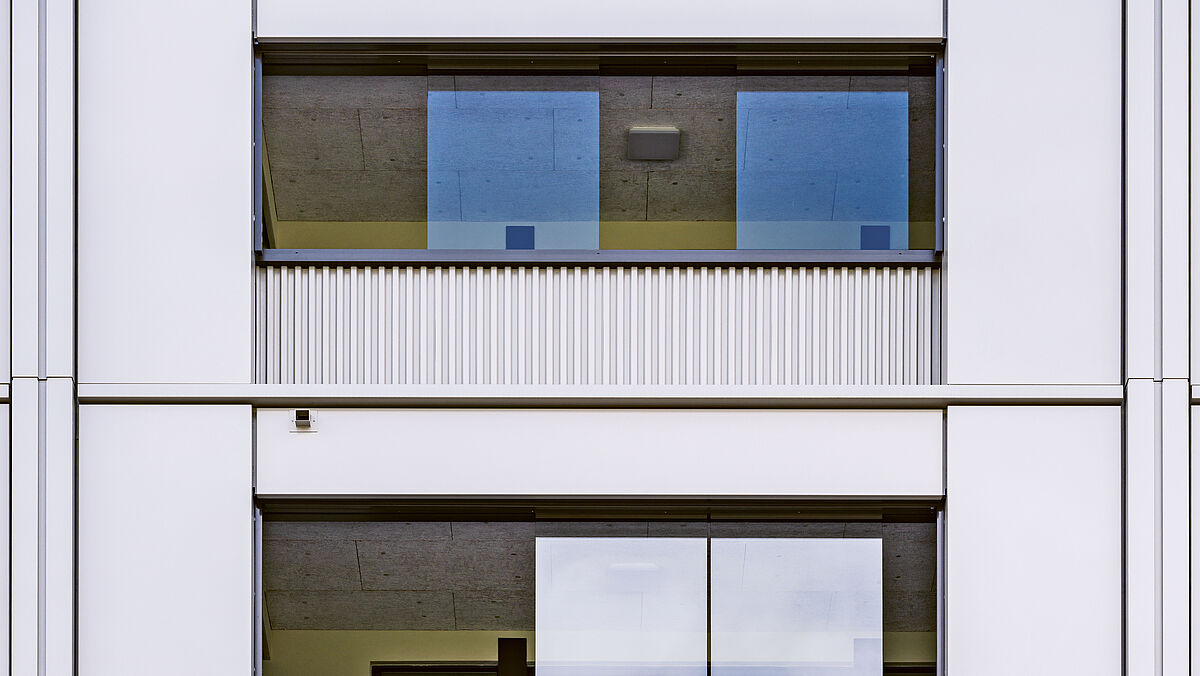 Façades principalement en tôle d’aluminium, complétées par 2700 m² de béton renforcé de fibres de verre.