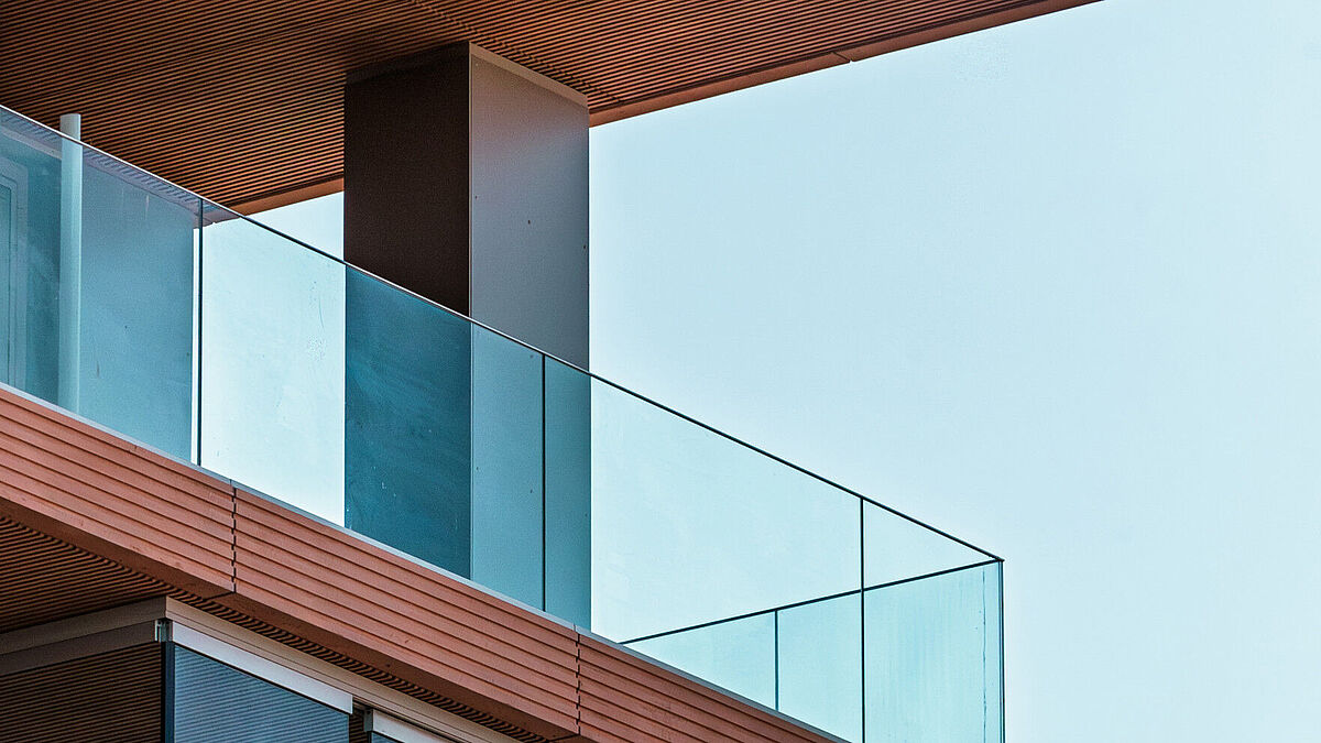 Les éléments en verre ont été en partie pourvus de motifs sérigraphiés afin de souligner la conception architecturale.