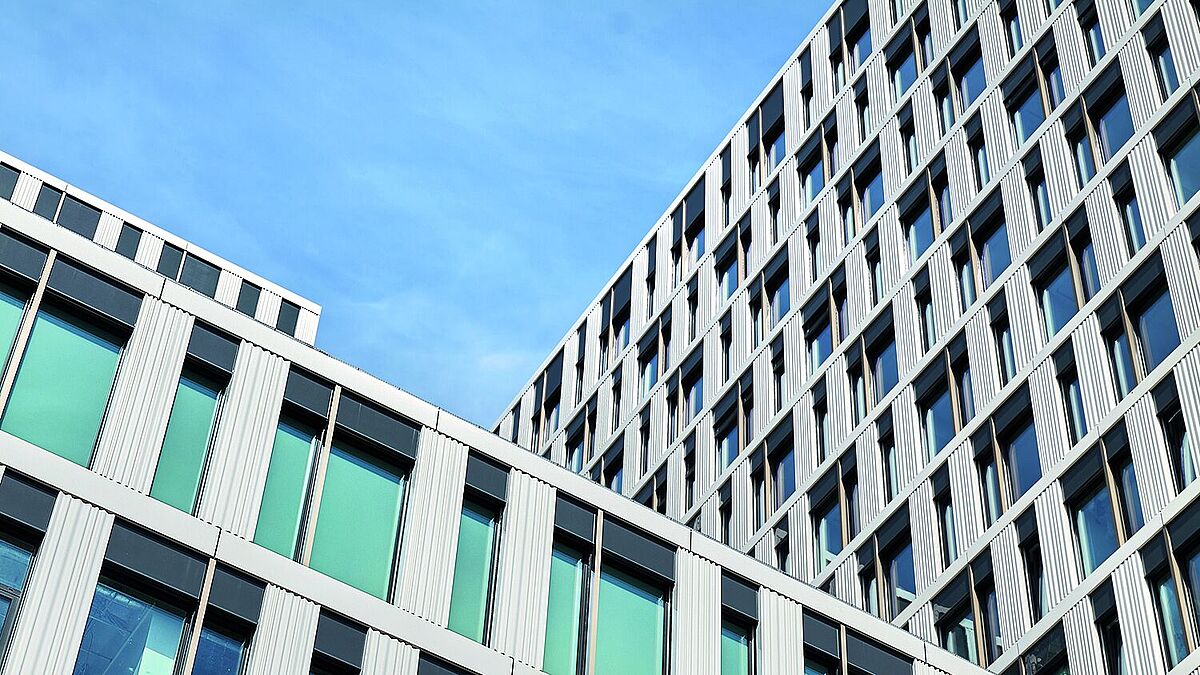 Le choix s’est porté sur des fenêtres et des vitrages fixes de la gamme MasterLine 0 pour le nouveau bâtiment principal de l’Inselspital en raison de leur capacité à répondre aux exigences élevées en matière d’efficacité énergétique. 