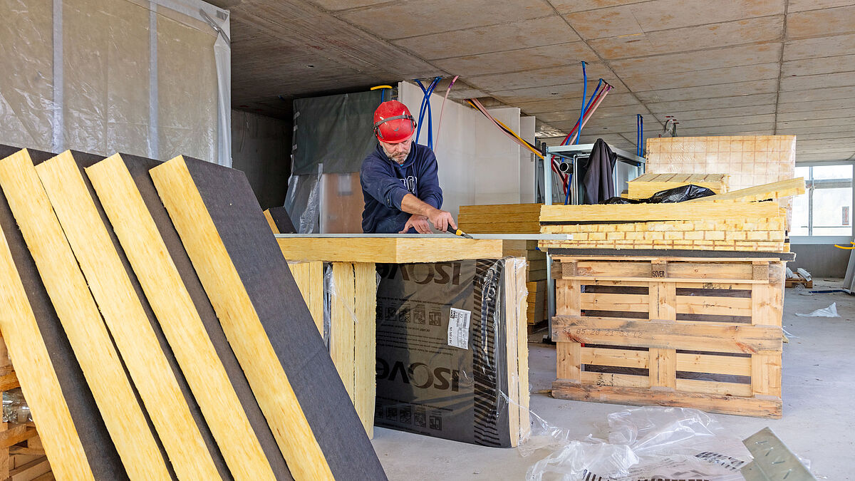 Une trame de marquage de 10 x 10 cm sur les panneaux isolants de façade facilite l’usinage (mesure et découpe) sur le chantier.