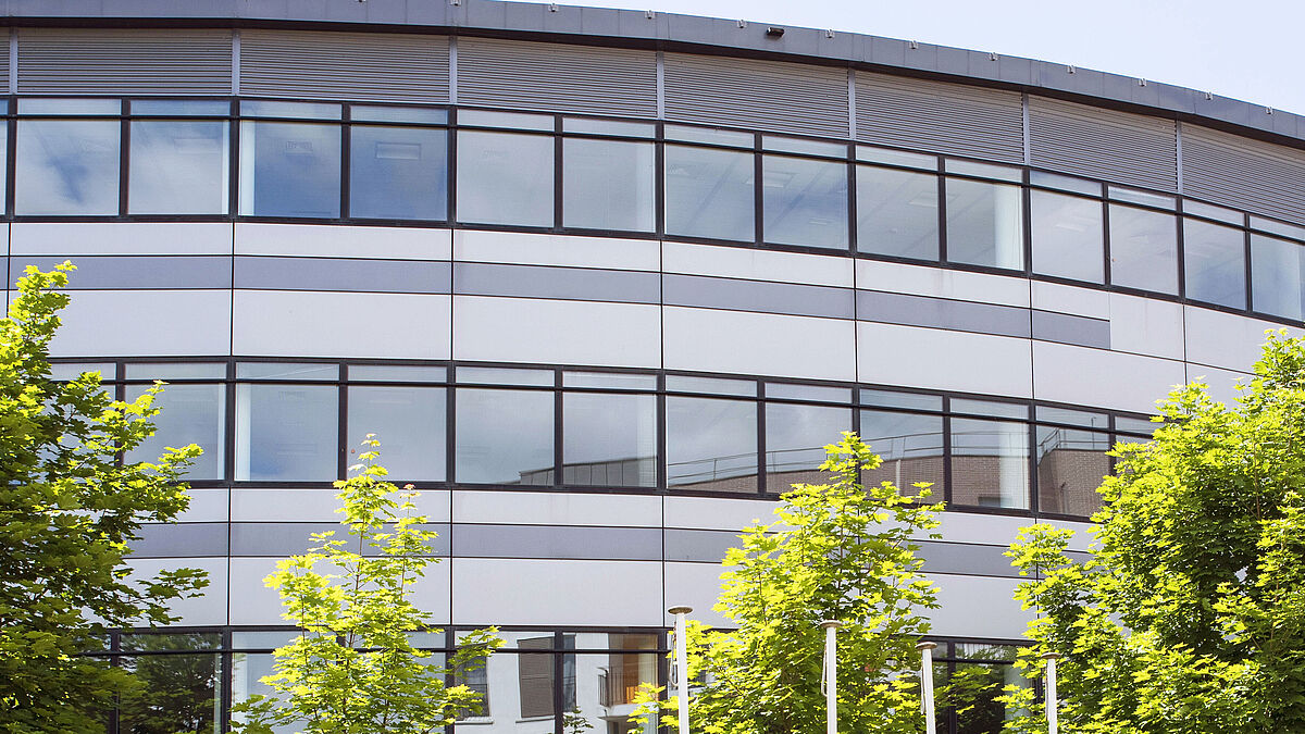 Exemple, bâtiment moderne dans un quartier industriel Zone de circulation: catégorie 0 (espaces verts et abords des bâtiments)Taille du verre: moyenne (plus grand verre -> 1,7 m 2 )Hauteur de montage maximale recommandée Exemple, bâtiment moderne dans un quartier industriel Zone de circulation: catégorie 0 (espaces verts et abords des bâtiments)Taille du verre: moyenne (plus grand verre -> 1,7 m 2 )Hauteur de montage maximale recommandée pour VST-HST: 80 mHauteur de montage jusqu’au bord supérieur du plus haut vitrage: 16 mCela signifie que tous les vitrages peuvent être réalisés en VST-HST.