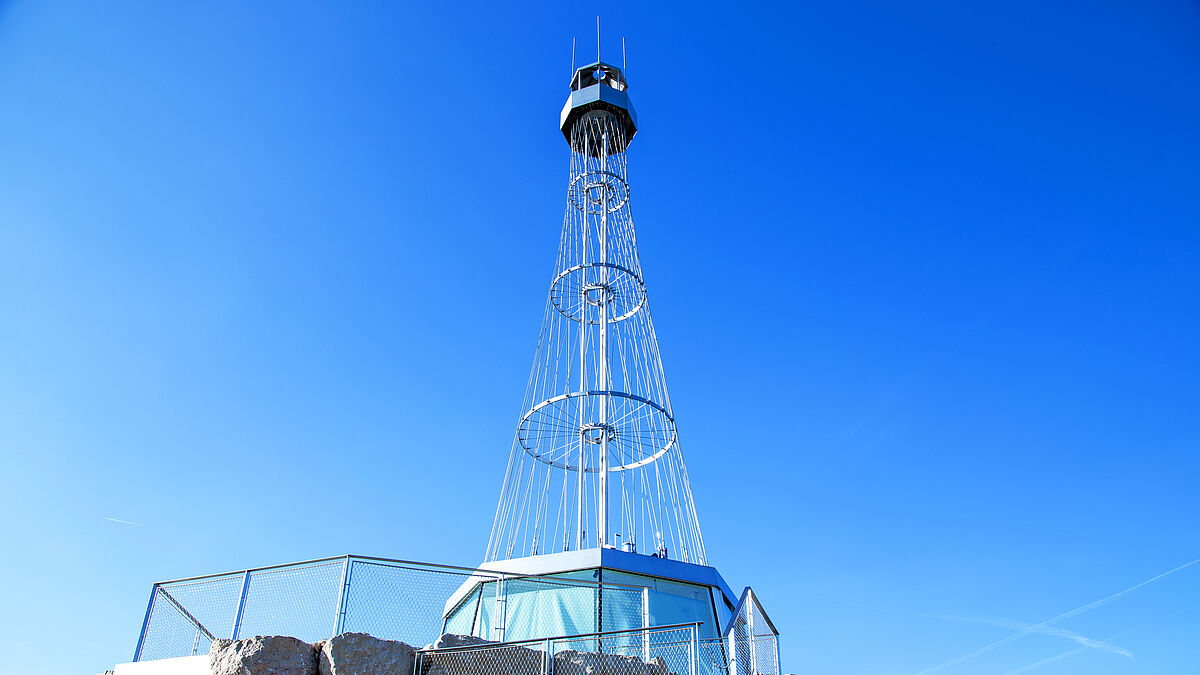 Das primäre Tragwerk besteht aus Rundrohrstützen. Die drei ringförmigen Reifen bilden die trichterartige Form und führen die Seile.