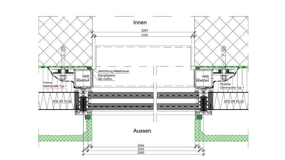 Ausschreibungsplan: Horizontalschnitt durch ein Fensterelement. Aussen die einfach zu demontierenden Glasfaser-Beton-Formteile, innen die Pfosten-Riegel-Konstruktion.