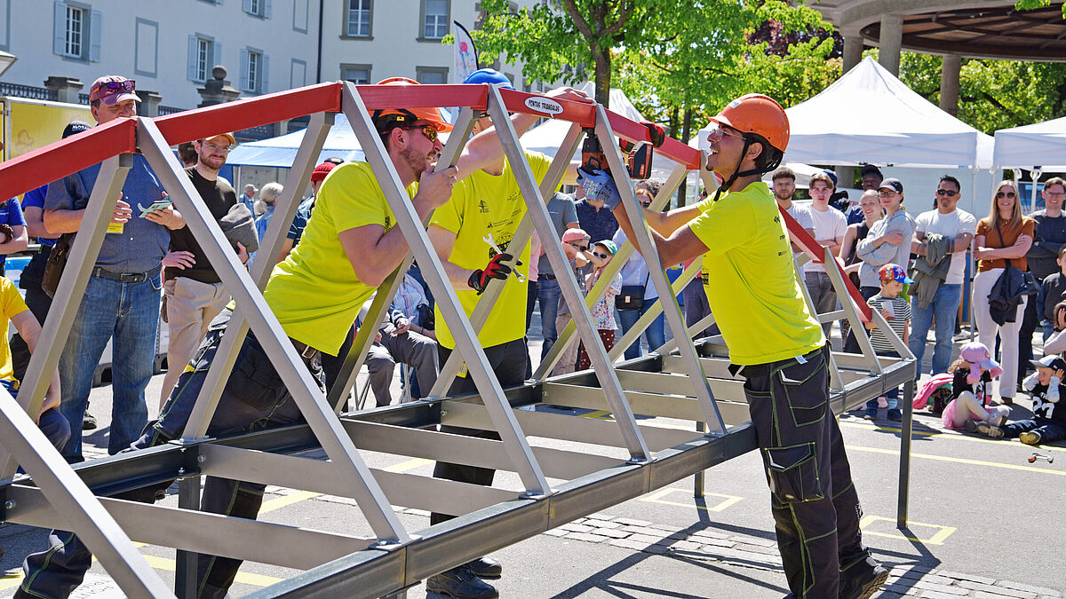 Précision sous pression : une équipe monte son pont en acier sur la place Georges-Python à Fribourg.