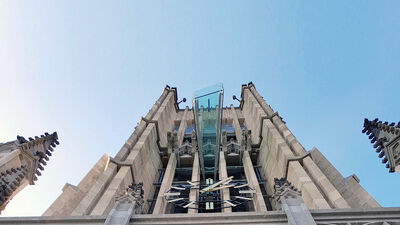 Die beiden Glasbalkone kragen rund 60 m über Boden aus der Fassade.