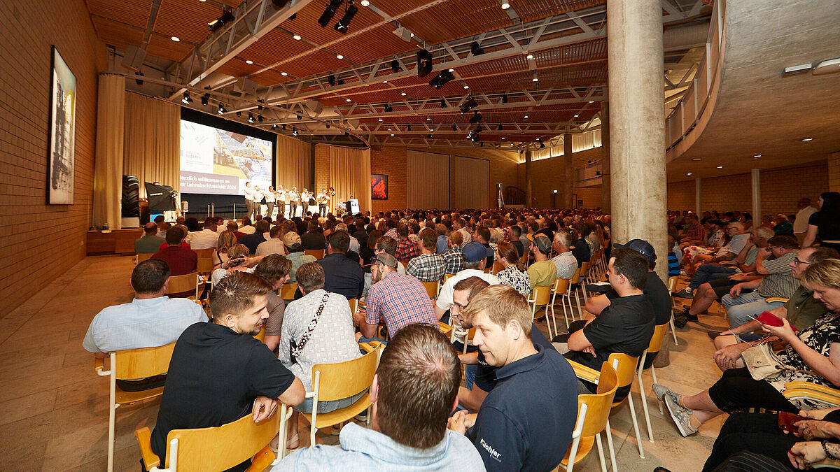 Gefüllter Festsaal mit Brassformation Sixpäck.