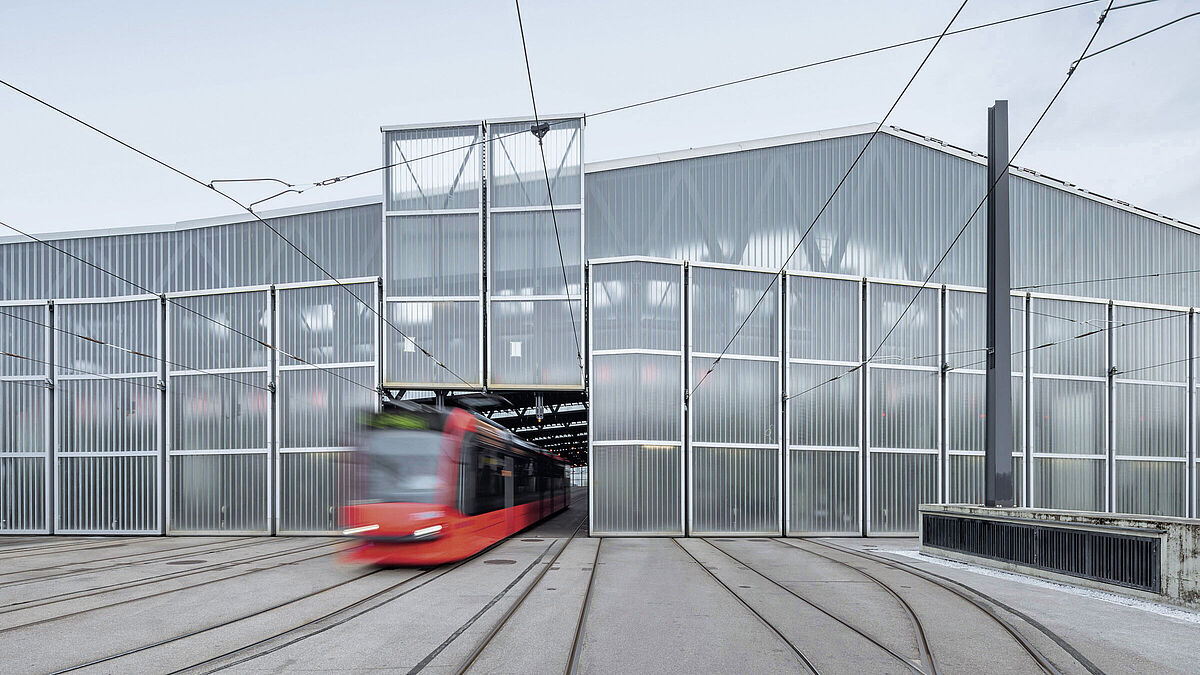 Pour surveiller la zone de la porte, des scanners à rotor protègent les personnes et les moyens d’exploitation ; un télescope d’avertissement montre le mouvement de la porte, et des feux de signalisation indiquent les trajets en tram.