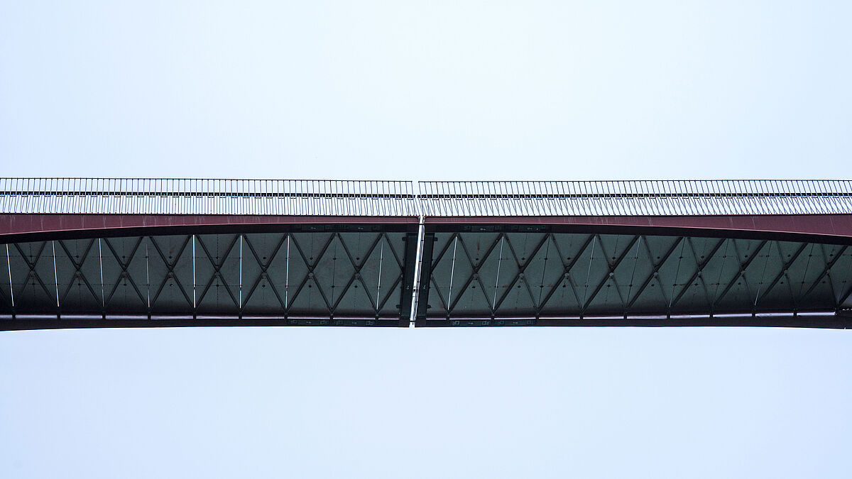 La hauteur maximale du pont est d’environ 190 m au-dessus du sol.
