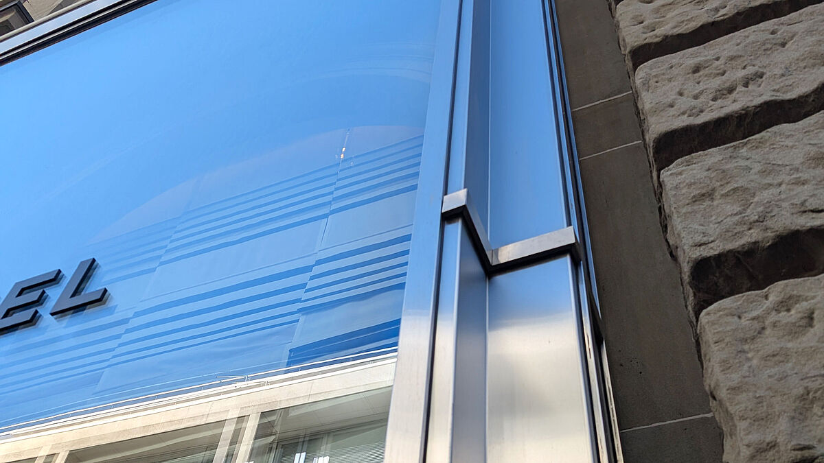 Tous les profilés en acier inoxydable sont pourvus d’un biseau longitudinal de grain 400. Photo : rédaction  