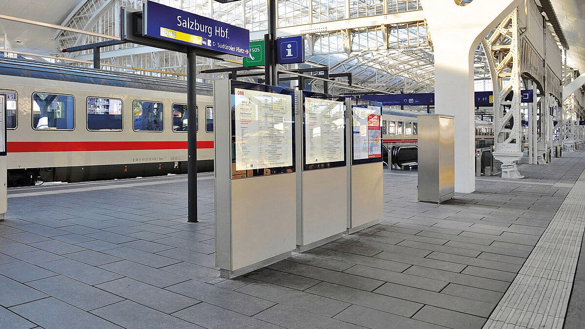 Klassische und digitale Fahrgastinfo im Hauptbahnhof Salzburg.