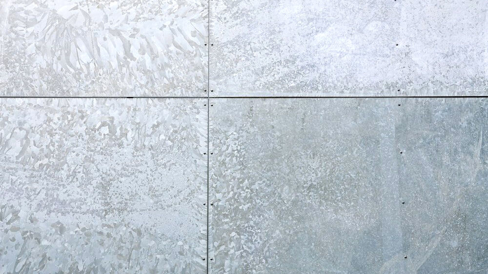 Feuerverzinkte Stahlbleche generieren optische Muster. Feuerverzinkte Stahlbleche generieren optische Muster.