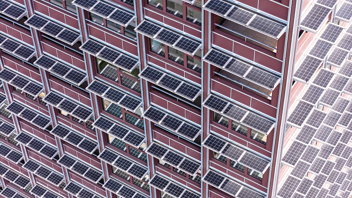 Vue du dessus : sur une surface de 1464 m², les 1764 modules photovoltaïques génèrent environ 140 000 kWh par an. 